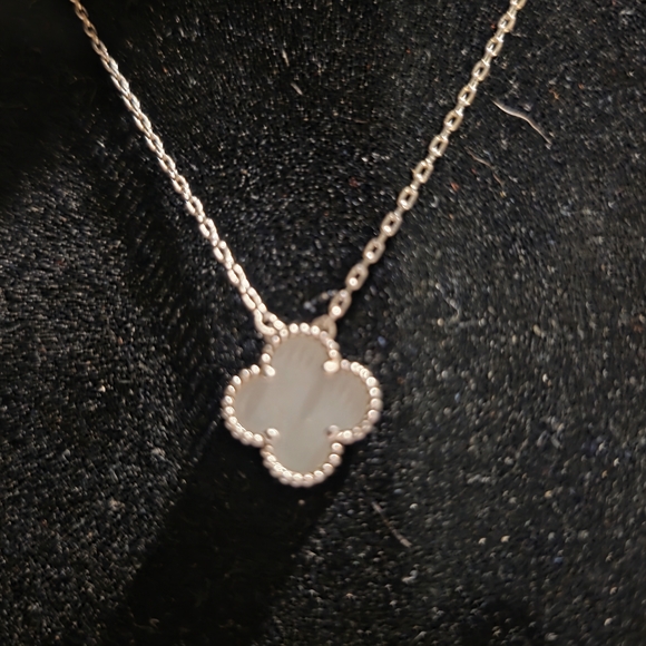 USED....Elegant Silver With A  White Shell Clover Necklace. - Picture 5 of 8